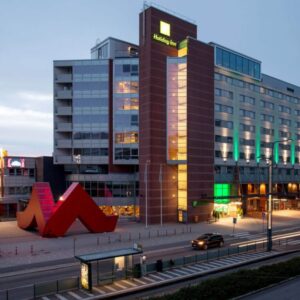 holidayinn-helsinki-expo-julkisivu_bluehour-800×600